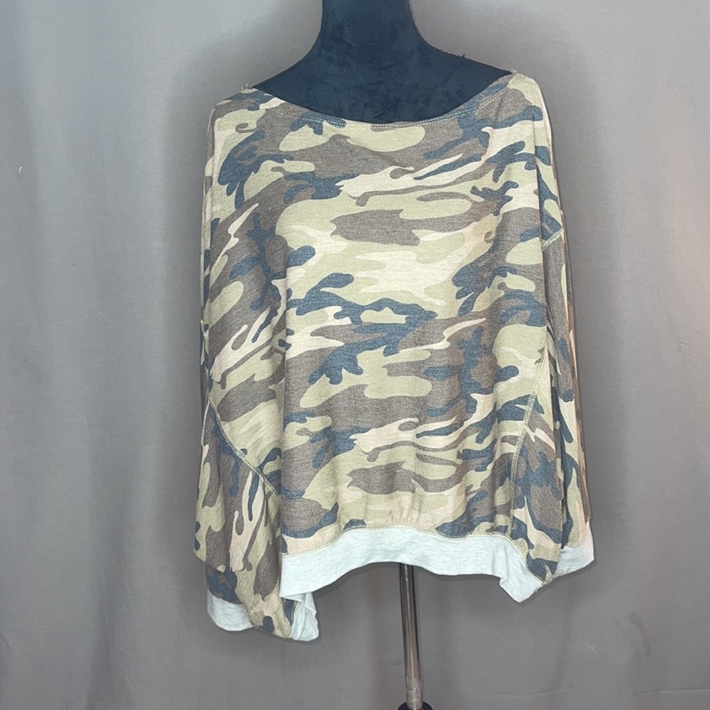 Large Camo dolman 3/4 sleeve top-NWOT